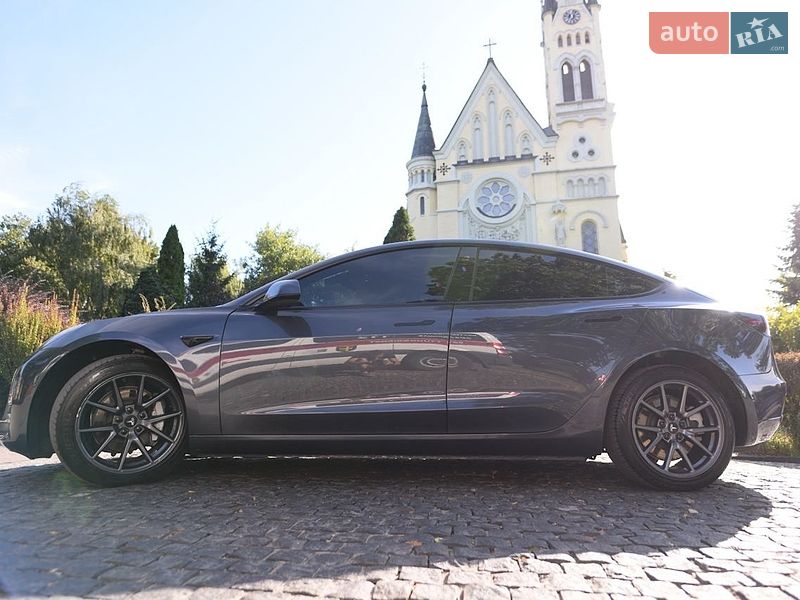 Седан Tesla Model 3 2022 в Киеве