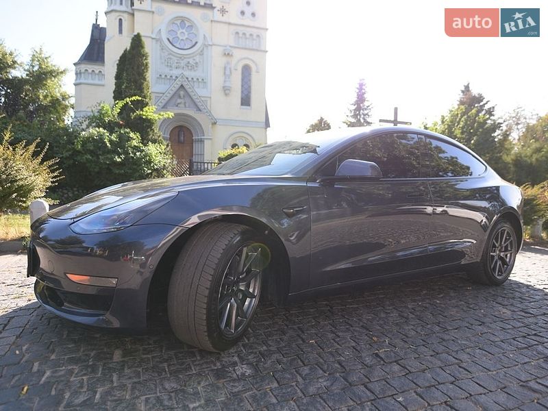 Седан Tesla Model 3 2022 в Киеве