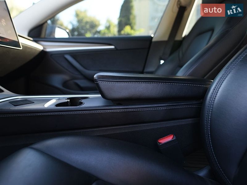Седан Tesla Model 3 2022 в Киеве