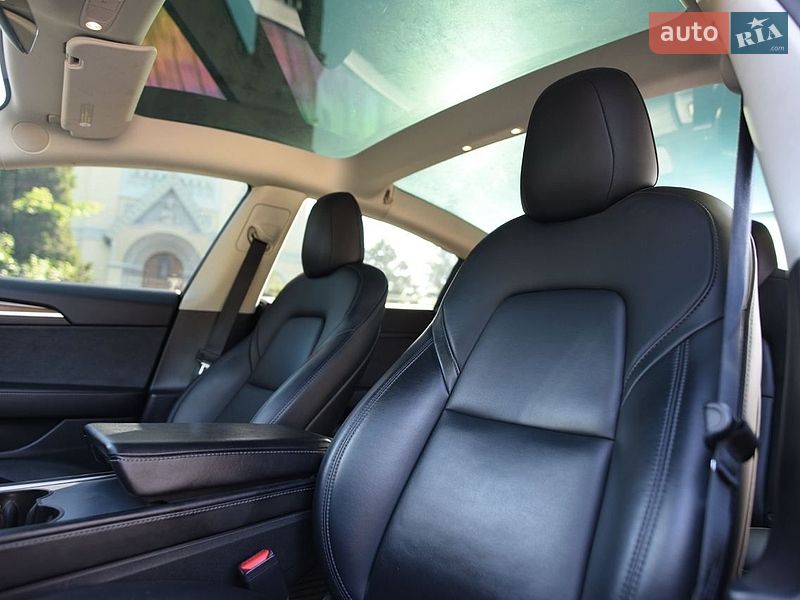 Седан Tesla Model 3 2022 в Киеве