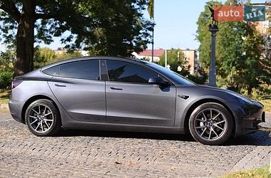 Седан Tesla Model 3 2022 в Киеве