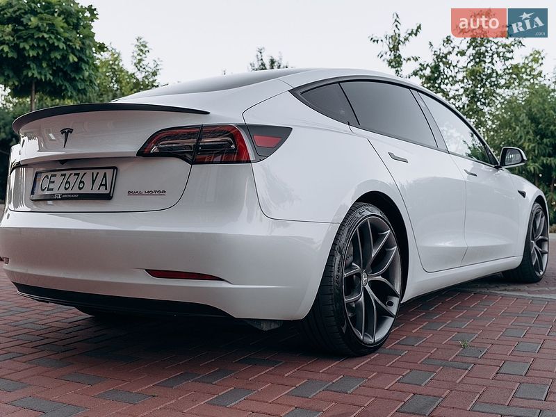 Седан Tesla Model 3 2023 в Києві