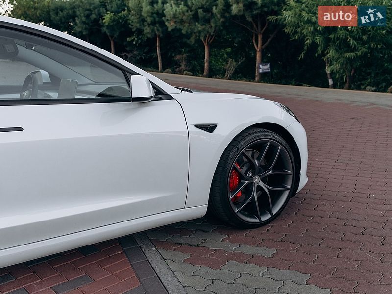 Седан Tesla Model 3 2023 в Києві