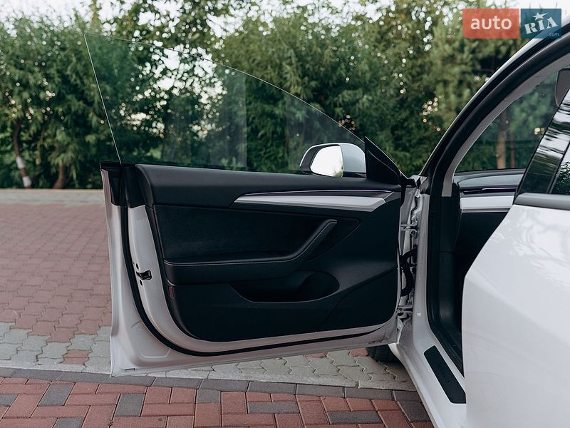 Седан Tesla Model 3 2023 в Києві