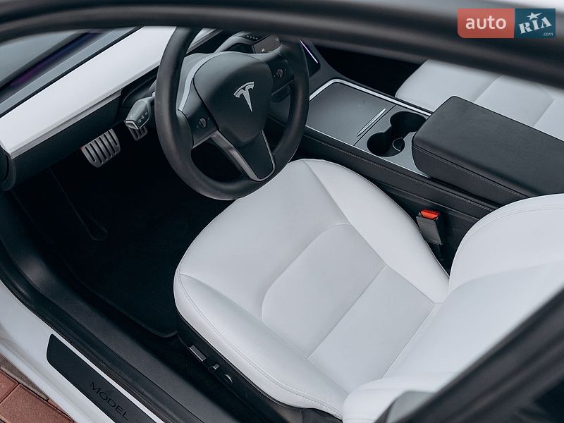 Седан Tesla Model 3 2023 в Києві