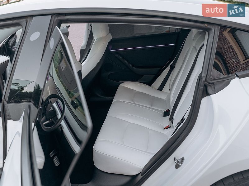 Седан Tesla Model 3 2023 в Києві