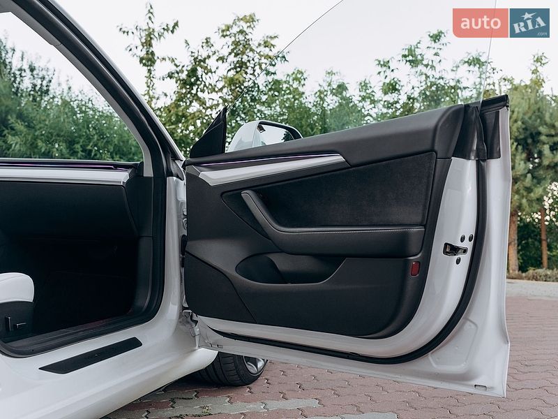 Седан Tesla Model 3 2023 в Києві