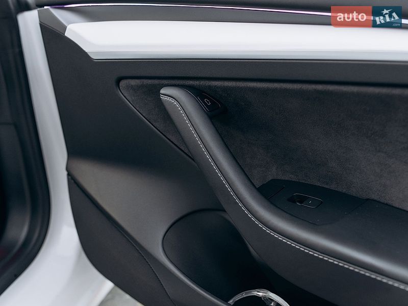 Седан Tesla Model 3 2023 в Києві
