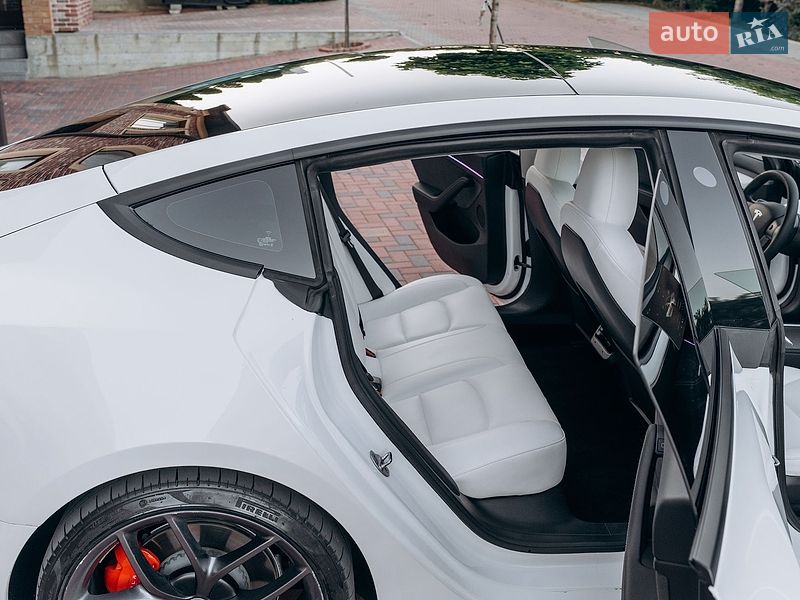 Седан Tesla Model 3 2023 в Києві