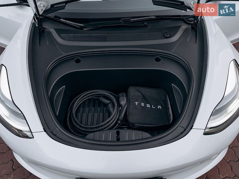 Седан Tesla Model 3 2023 в Києві