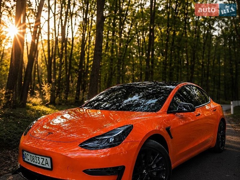 Tesla Model 3, photos from the listing