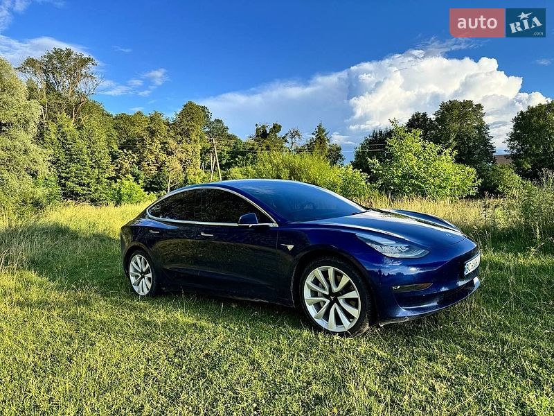 Седан Tesla Model 3 2018 в Львове