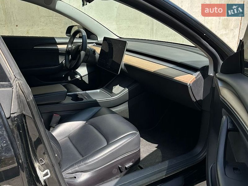 Седан Tesla Model 3 2021 в Львове