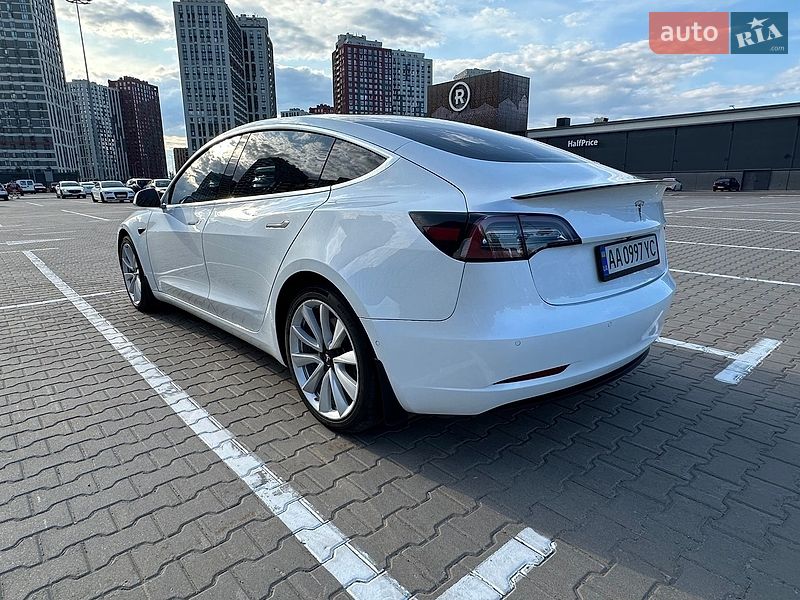 Седан Tesla Model 3 2020 в Києві