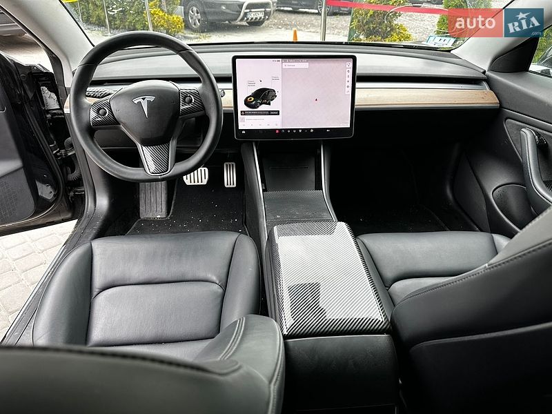 Седан Tesla Model 3 2018 в Львове