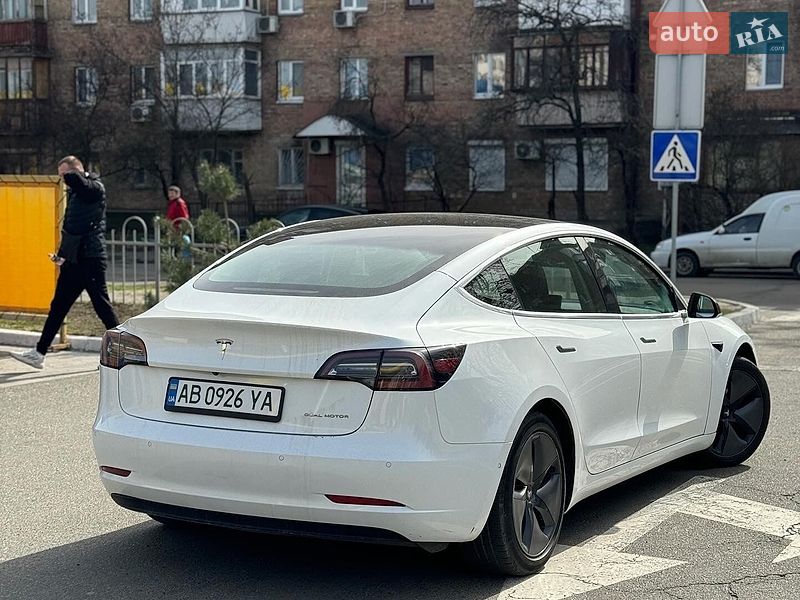 Седан Tesla Model 3 2019 в Львове