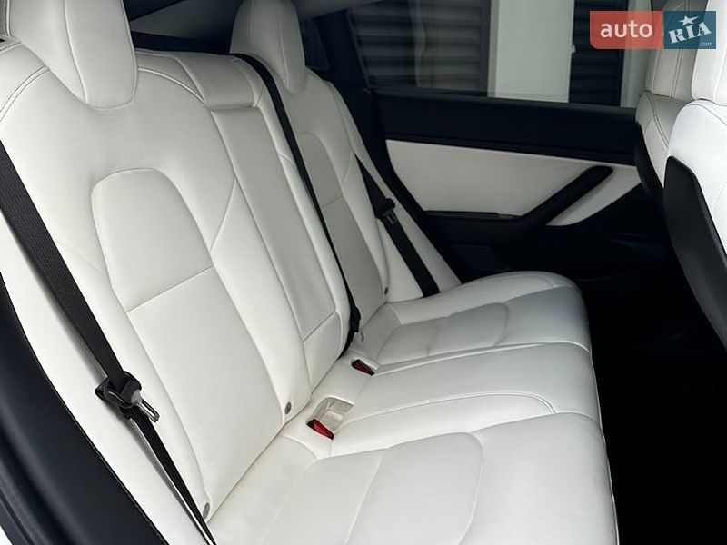 Седан Tesla Model 3 2019 в Ужгороде
