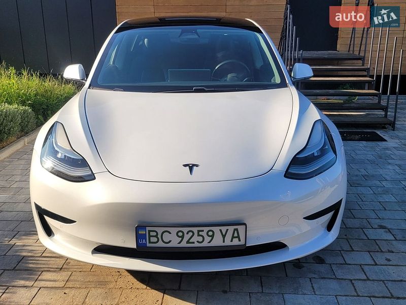 Седан Tesla Model 3 2019 в Львове