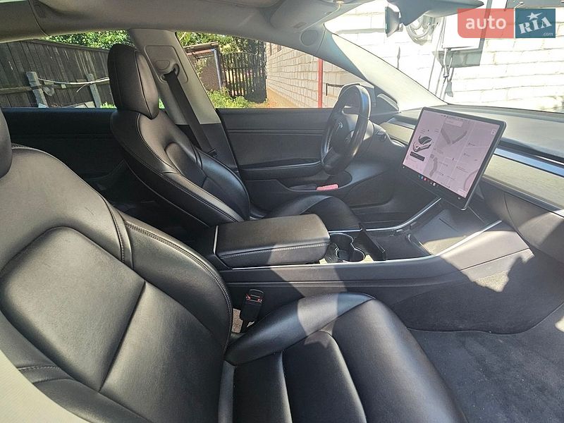 Седан Tesla Model 3 2018 в Миргороді
