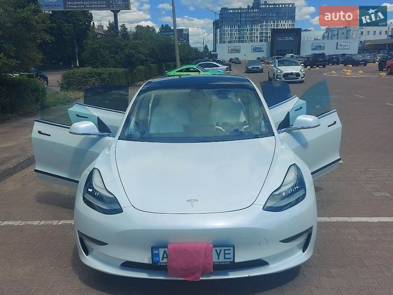 Седан Tesla Model 3 2020 в Житомире