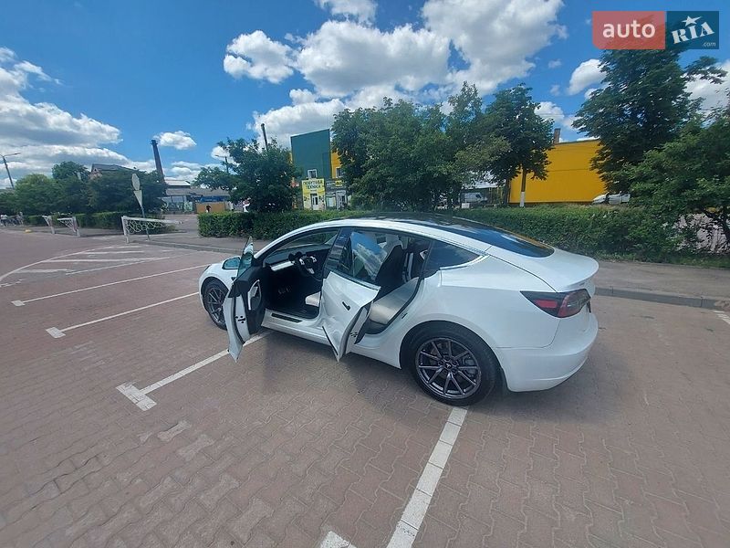 Седан Tesla Model 3 2020 в Житомире