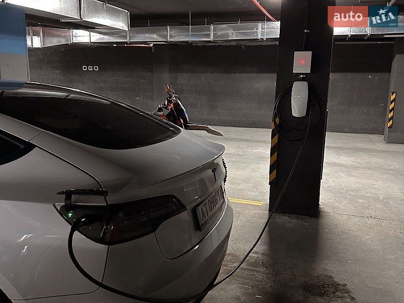 Седан Tesla Model 3 2022 в Ивано-Франковске