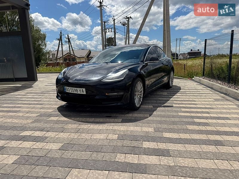 Седан Tesla Model 3 2018 в Львове