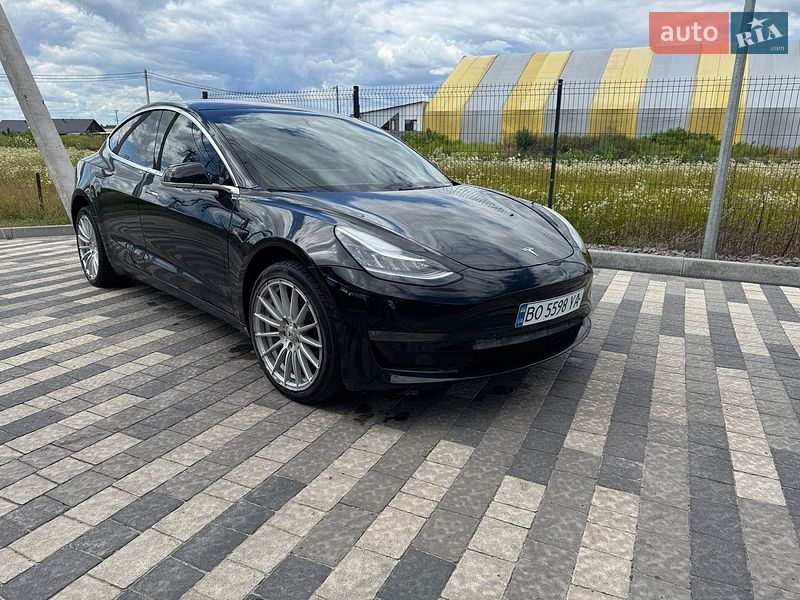 Седан Tesla Model 3 2018 в Львове