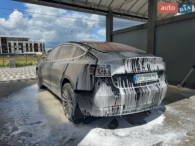 Седан Tesla Model 3 2018 в Львове
