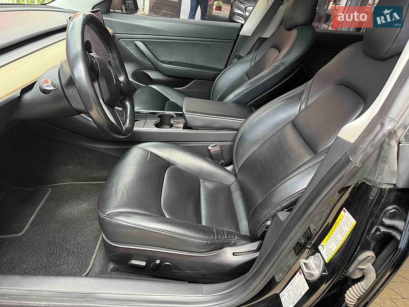 Седан Tesla Model 3 2018 в Львове