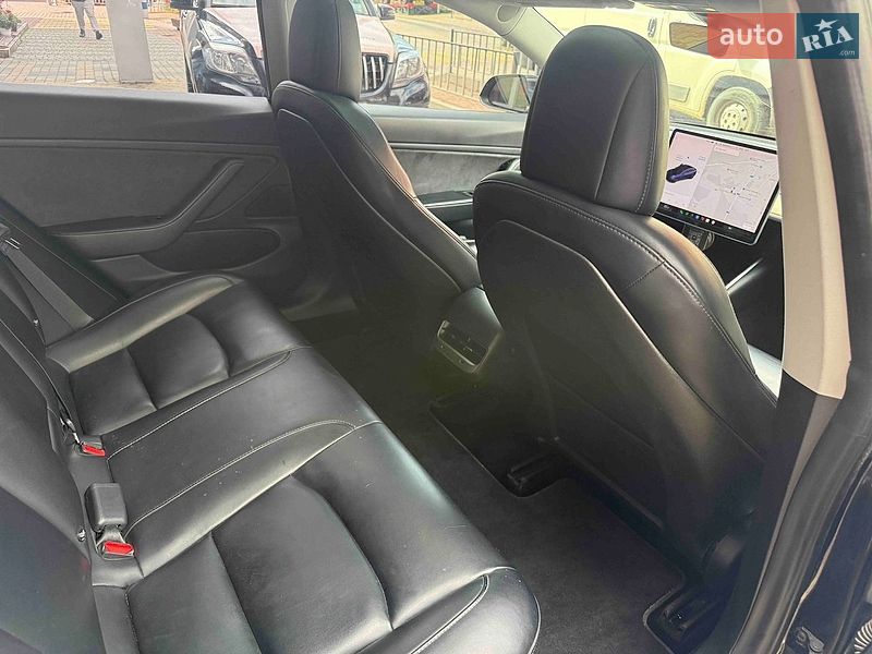 Седан Tesla Model 3 2018 в Львове