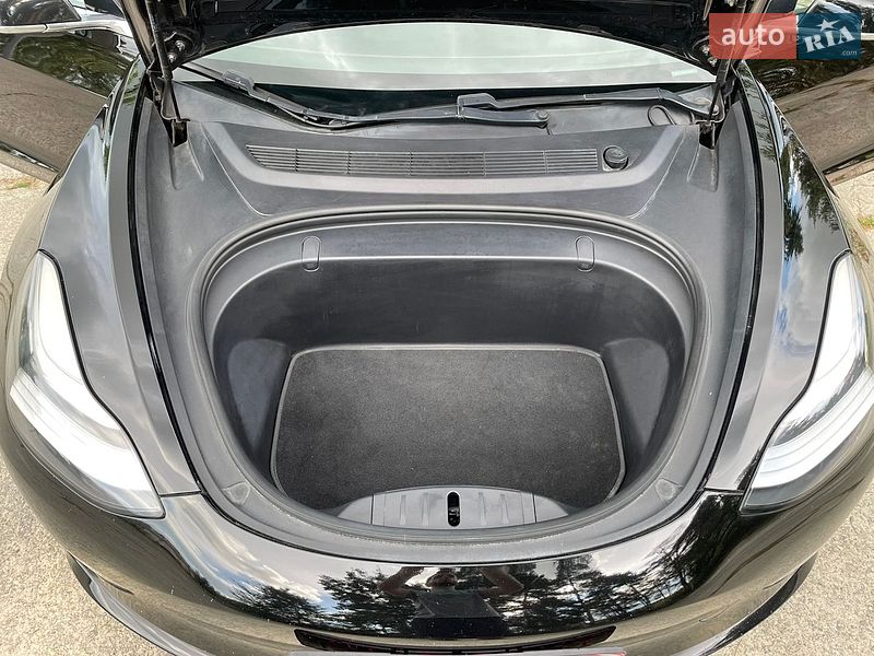 Седан Tesla Model 3 2019 в Нетішині