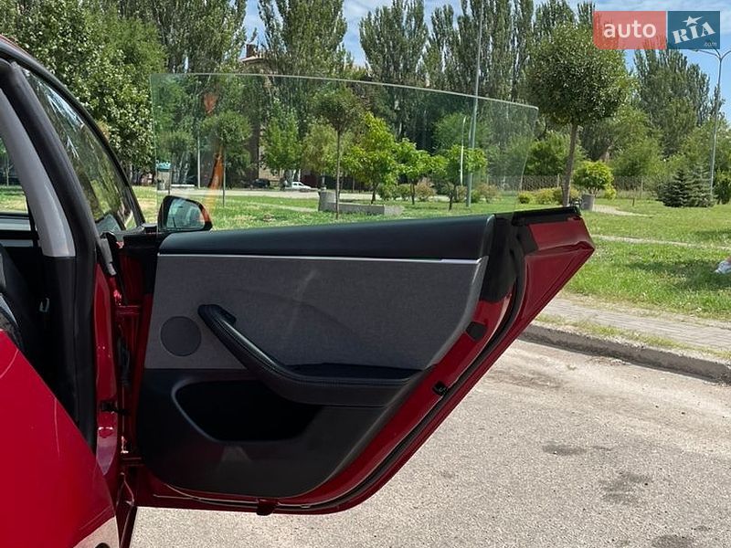 Седан Tesla Model 3 2025 в Кривому Розі
