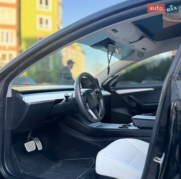 Седан Tesla Model 3 2021 в Івано-Франківську