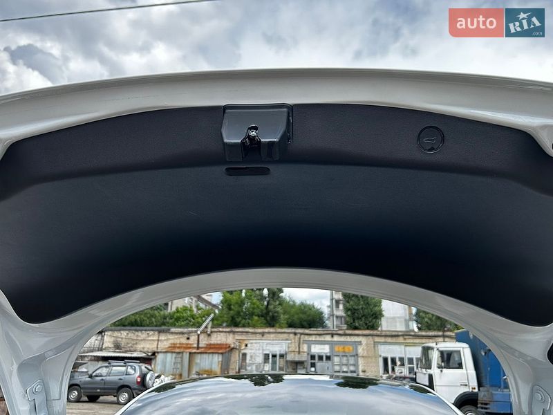 Седан Tesla Model 3 2023 в Дніпрі