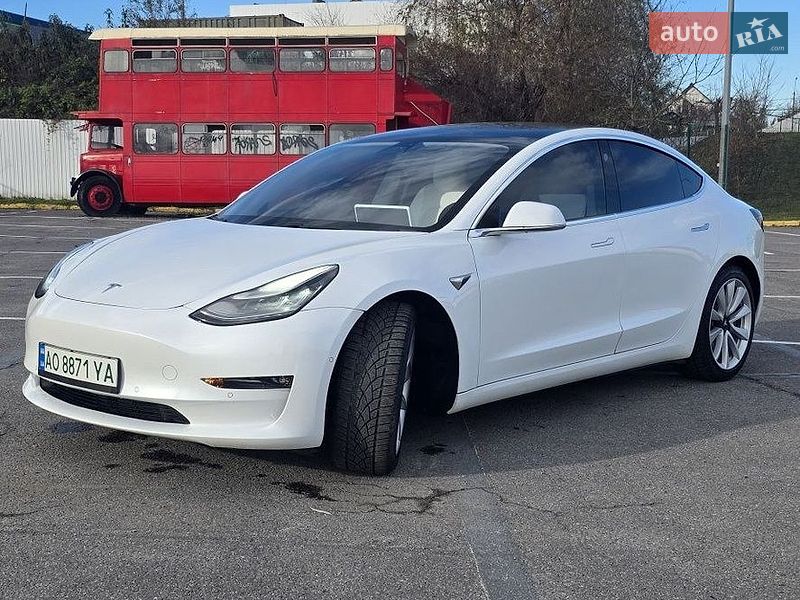 Седан Tesla Model 3 2019 в Львові