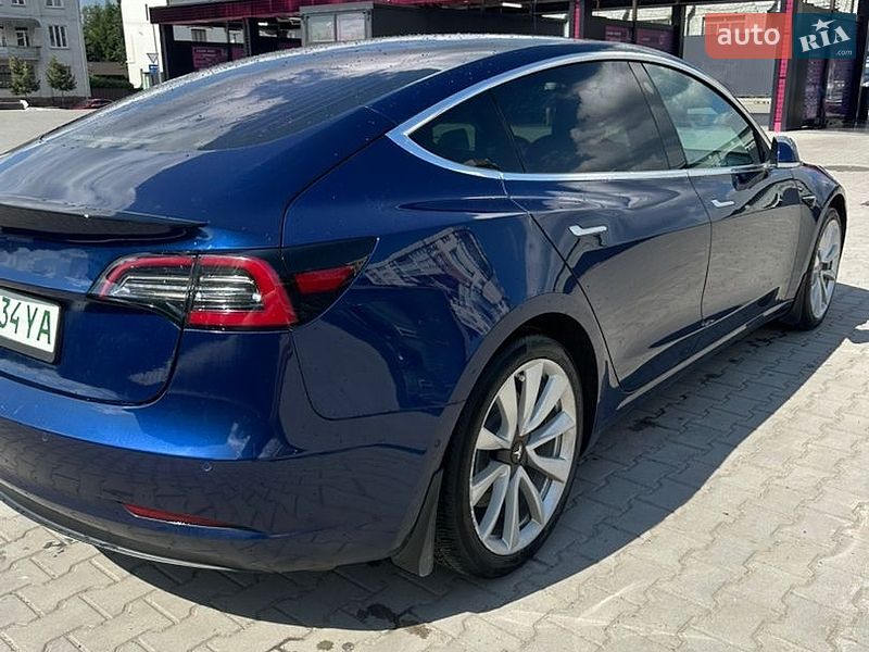 Седан Tesla Model 3 2019 в Львове