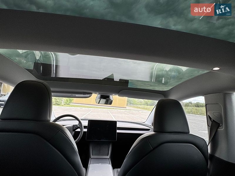 Седан Tesla Model 3 2024 в Львове