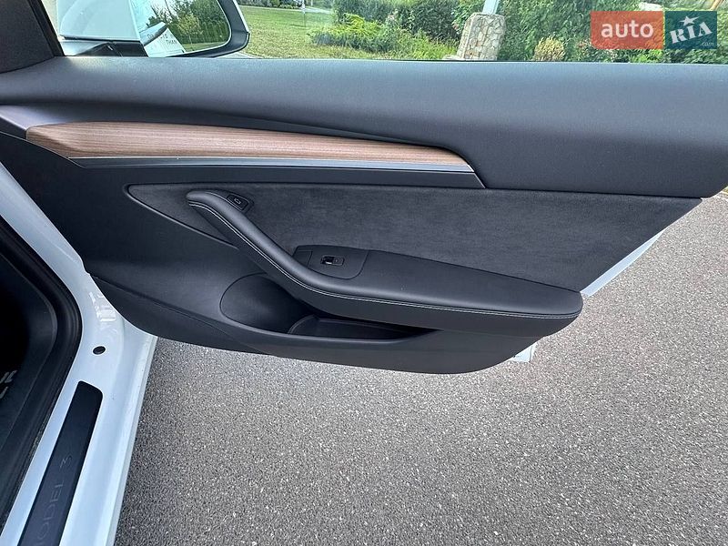 Седан Tesla Model 3 2023 в Киеве