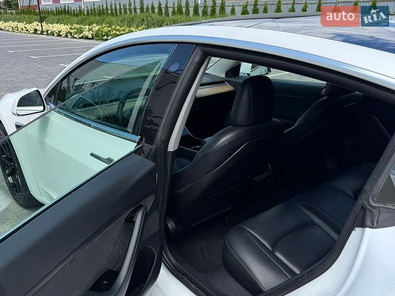 Седан Tesla Model 3 2020 в Луцке