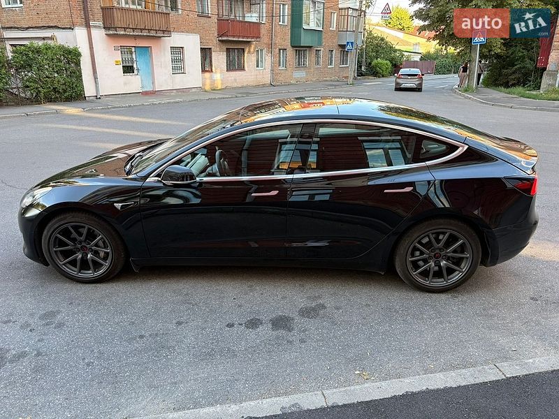 Седан Tesla Model 3 2020 в Виннице