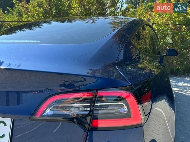 Седан Tesla Model 3 2021 в Львове