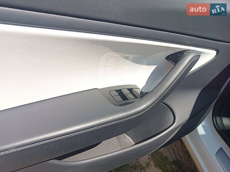 Седан Tesla Model 3 2019 в Киеве