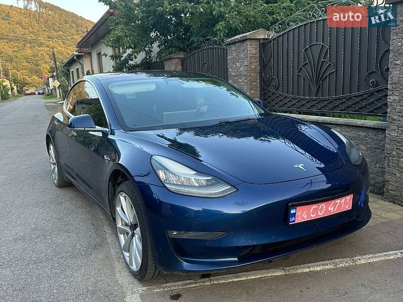 Седан Tesla Model 3 2018 в Великом Березном