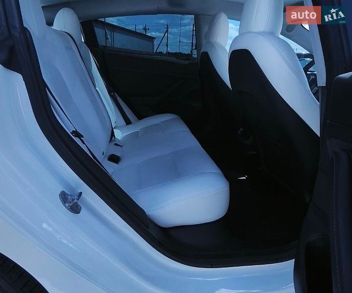 Седан Tesla Model 3 2021 в Львове