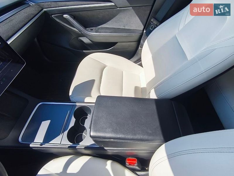 Седан Tesla Model 3 2021 в Львове