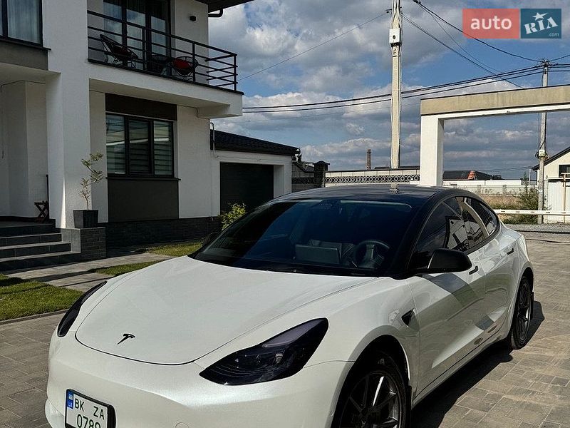 Седан Tesla Model 3 2022 в Ровно