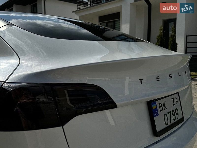 Седан Tesla Model 3 2022 в Ровно