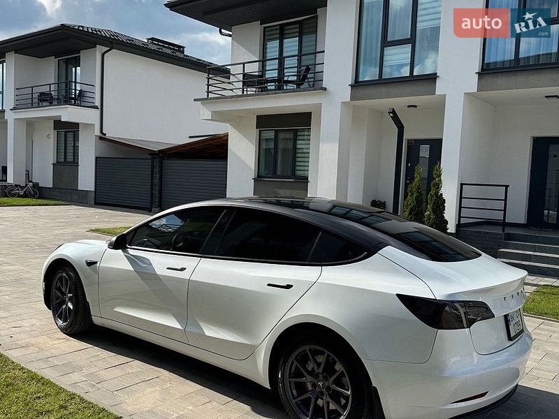 Седан Tesla Model 3 2022 в Ровно