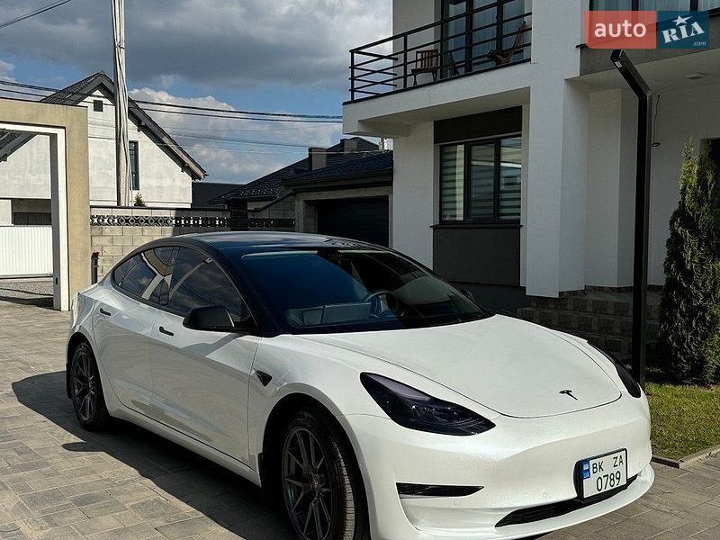 Седан Tesla Model 3 2022 в Ровно